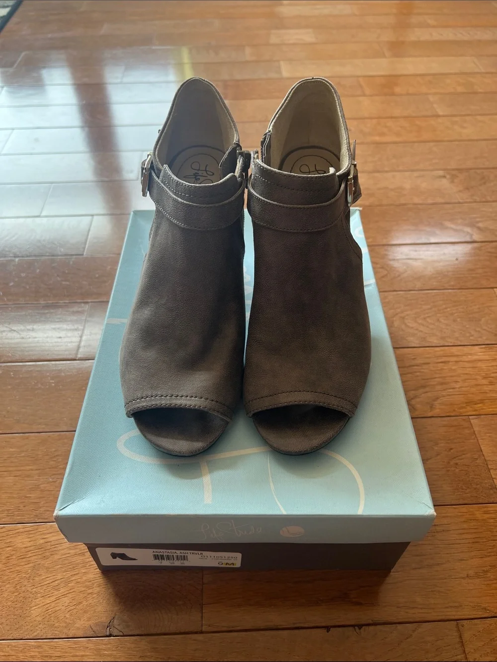 ❤️Life Stride Gray Peep-Toe Cutout Block Heel Ankle Boot with Buckle-NWT-9❤️